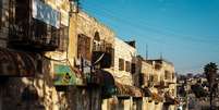 Palestinos na Cidade Velha de Hebron fecharam suas janelas para se protegerem da violência  Foto: Getty Images / BBC News Brasil