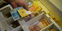 Na medida em que o Pix bate novos recordes, circulação de dinheiro em espécie cai; baixa é de mais de 7% desde o lançamento do meio de pagamento digital (Imagem: Marcello Casal Jr./Agência Brasil)  Foto: Canaltech