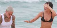 De biquíni fio-dental, Jade Picon exibe virilha lisinha em treino na praia e ganha companhia de MC Daniel.  Foto: AGNews / Purepeople
