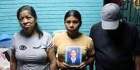 Fredy Orlando Guzmán (na foto ao centro) foi preso injustamente, segundo seus familiares  Foto: Roberto Valencia / BBC News Brasil