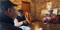Tyrone Dash (esq.) joga cartas com amigos no condado de Orangeburg, na Carolina do Sul  Foto: BBC News Brasil