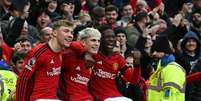 Paul Ellis/AFP via Getty Images - Legenda: Höjlund comemora seu quarto gol consecutivo nas últimas quatro partidas pelo Manchester United. Este tento foi especial para o atacante, já que ele está comemorando 21 anos neste domingo  Foto: Jogada10