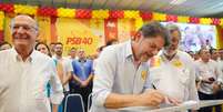 Ao lado de Geraldo Alckmin, Cid Gomes assina filiação ao PSB   Foto: Redes sociais
