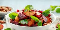 Salada de beterraba com ameixa  Foto: DronG | Shutterstock / Portal EdiCase