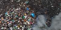 Descarte incorreto do lixo é uma das causas da poluição do solo  Foto: luoman / iStock