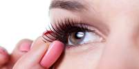 Oftalmologista ensina a usar cílios postiços sem colocar olhos em risco  Foto: Shutterstock / Saúde em Dia