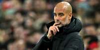 Pep Guardiola observa o jogo entre Brentford x Manchester City   Foto: BEN STANSALL | AFP via Getty Images / Esporte News Mundo
