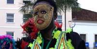 A imagem mostra um artista ganês fantasiado para o carnaval. A Casa de Gana levará a cultura do país para o festejo na capital da Bahia entre os dias 8 a 13 de fevereiro.  Foto: Alma Preta