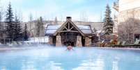 A piscina aquecida aos pés da paisagem nevada é um dos destaques do Four Seasons em Vail  Foto: //Divulgação / Viagem e Turismo