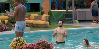 Davi e Matteus são punidos ao usar celular do BBB 24 dentro da piscina  Foto: Reprodução/Globoplay
