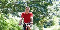 Andar de bicicleta é benéfico para a saúde e para o meio ambiente  Foto: SpeedKingz | Shutterstock / Portal EdiCase