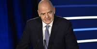 "O racismo é crime, é preciso erradicá-lo", disse o presidente da Fifa Gianni Infantino  Foto: Julien De Rosa/AFP via Getty Images - Legenda: Gianni Infantino durante congresso da Uefa em Paris - / Jogada10