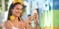 Caia na folia com mais tranquilidade: confira algumas dicas para deixar seu celular mais protegido  Foto: iStock/Pollyana Ventura