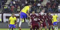  Foto: Joilson Marconne/CBF - Legenda: Endrick tenta levar o Brasil ao ataque contra a Venezuela / Jogada10