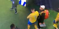  Foto: Reprodução - Legenda: Cristiano Ronaldo esfrega bandeira do Al-Hilal nas partes íntimas após ser provocado - / Jogada10