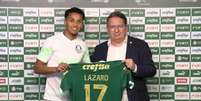  Foto: Fabio Menotti/Palmeiras - Legenda: Lázaro é apresentado no Palmeiras / Jogada10