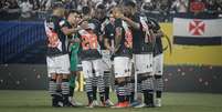 Jogadores do Vasco abraçados antes do jogo.  Foto: Reprodução/Twitter Vasco / Esporte News Mundo