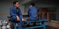 Trabalhadores em uma fábrica de cabos elétricos na Coreia do Norte  Foto: GETTY IMAGES / BBC News Brasil