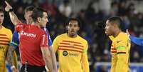  Foto: Ander Gillenea/AFP via Getty Images - Legenda: Momento em que o árbitro Martínez Munuera expulsa Vitor Roque do jogo contra o Alavés - / Jogada10