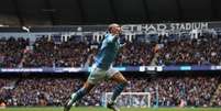  Foto: Darren  Staples/AFP via Getty Images - Legenda: Haaland vibra após fazer o primeiro gol do City sobre o Everton / Jogada10