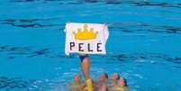 Foto: Reprodução de vídeo Campeonato Mundial de Esportes Aquáticos - Legenda: Equipe de nado artístico homenageia o Rei do Futebol, Pelé / Jogada10