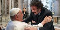 Javier Milei e Papa Francisco se cumprimentam durante evento.  Foto: X/Reprodução / Perfil Brasil