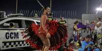 Na dispersão, integrantes da Vai-Vai comemoram fim de desfile e retorno da escola ao Grupo Especial do carnaval de São Paulo em meio ao cansaço e a dores físicas.   Foto: Felipe Iruatã/Especial para o Terra