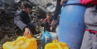Tubulações que transportam água para os 2,3 milhões de habitantes de Gaza foram danificadas ou destruídas Foto: Reuters / BBC News Brasil
