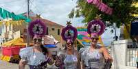 Grupo de mulheres toca em bateria no carnaval de Olina  Foto: Julianna Valen&ccedil;a/Terra