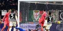  Foto:   Marco Bertorello/AFP via Getty Images - Legenda: Gianetti (de laranja) conclui para fazer o gol da Udinese / Jogada10