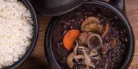 Feijoada com bife de soja  Foto: Graziele Morelli | Shutterstock / Portal EdiCase