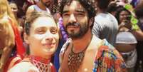 Luisa Arraes curte folia com o marido Caio Blat após ficar com filho de Cássia Eller  Foto: Márcia Piovesan