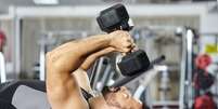 Tríceps testa é um ótimo exercício para braços mais fortes  Foto: iStock / Jairo Bouer
