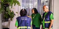 Agentes de saúde visitam domicílios paulistanos para orientar moradores sobre o combate à dengue  Foto: Prefeitura de São Paulo/Divulgação / Estadão