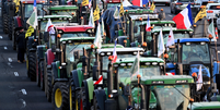 Comboios de tratores se aproximaram de Paris, Lyon e outros locais estrat&eacute;gicos na Fran&ccedil;a, com muitos ignorando os avisos da pol&iacute;cia  Foto: Getty Images / BBC News Brasil