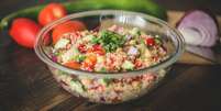 Salada refrescante de quinoa  Foto: Megan Betteridge | Shutterstock / Portal EdiCase