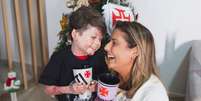 Vascaíno apaixonado, o pequeno Gui, 9 anos, virou mascote do time após vídeo do emocionante reencontro com a mãe Tayane, nutricionista  Foto: Arquivo pessoal