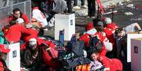 Torcedores se protegem durante tiroteio em Kansas   Foto: Jamie Squire/Getty Images / Esporte News Mundo