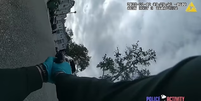 Policial se assusta com fruta, dispara arma e atinge viatura nos EUA  Foto: Reprodução/Polícia de Okaloosa
