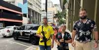 Policiais usam roupas coloridas para prender ladrões de celulares durante desfiles de blocos de rua no carnaval.  Foto: Divulgação/SSP / Estadão