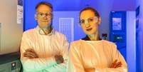 O patologista Richard Scolyer e a oncologista Georgina Long são pioneiros na pesquisa do câncer  Foto: TIM BAUER PHOTO / BBC News Brasil