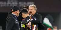 Jürgen Klinsmann consolando Son após a eliminação da Coreia do Sul na semifinal da Copa da Ásia   Foto: Getty Images / Esporte News Mundo