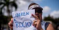 Manifestante em Caracas pede libertação de Rocío San Miguel  Foto: Getty Images / BBC News Brasil