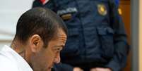 Daniel Alves durante julgamento na Espanha   Foto: David Zorrakino/Pool/AFP via Getty Images / Esporte News Mundo