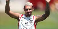 - Foto: Gilvan de Souza/Flamengo - Legenda: Matheuzinho assinou com o Corinthians até o fim de 2028 / Jogada10