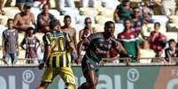 Foto:   Lucas Merçon/Fluminense - Legenda: Douglas Costa tenta sair da marcação e buscar lançar um compnaheiro do Fluminense / Jogada10