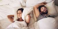 Muitos casais decidem dormir em quartos separados quando um deles ronca muito alto  Foto: Getty Images / BBC News Brasil