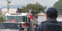 Após cortejo em um caminhão do Corpo de Bombeiros, enterro do cabo Silveira no Mausoléu da PM no Cemitério Areia Branca causou grande comoção  Foto: WERTHER SANTANA / Estadão