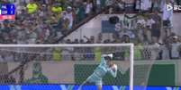  Foto: Reprodução/Paulistão - Legenda: Weverton acha que a bola vai fora recua a mão e... gol do Palmeiras / Jogada10