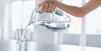 Beber pouca água eleva o risco de AVC; entenda  Foto: Shutterstock / Saúde em Dia